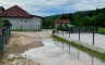 Voda mjesecima plavi banjalučku ulicu, djecu prenose preko ceste (VIDEO)