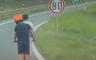 Uznemirujući snimak iz Srbije: Dječaci na trotinetu jurili auto-putem (VIDEO)
