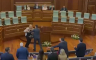 Prekinuta sjednica u Prištini: Poslanica jajima gađala Kurtija (VIDEO)