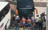 Autobus na sprat zapeo na trajektu za Korčulu, ljudi ga tresli i gurali