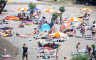 U Neumu se traži krevet više, turisti spas od vrućina našli u moru