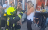 Neobične zaruke: Vatrogasac došao u punoj opremi pred djevojku (VIDEO)