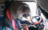 Bizarna scena: Zaglavio nogu u volanu (VIDEO)