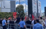 Haos u Prištini nakon presuda bivšim vođama OVK: Polomili prozore na zgradi vlade (VIDEO)