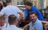 Hrvat prišao grupi srpskih navijača i uz osmijeh uradio nešto što će obići region (VIDEO)