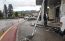 Autom udario u stub rasvjete u Banjaluci, oštećena knjižara (FOTO)