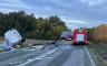 Težak udes kod Bijeljine: Prevrnut kombi, na terenu vatrogasci (FOTO)