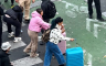 Turistkinje s koferima usred haosa u Parizu postale hit (VIDEO)