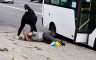 Izbacila muškarca i pretukla ga, autobus čekao (VIDEO)